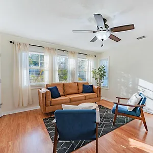 Holiday home Trendzy W/ King Bed And A Walk To Starbucks, Tampa