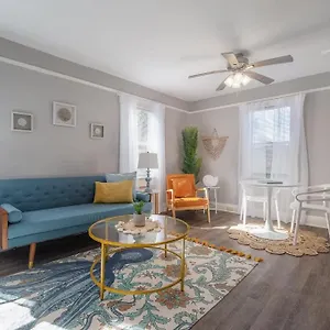 Holiday home Serene Beachy With Large Screened Porch!, Tampa